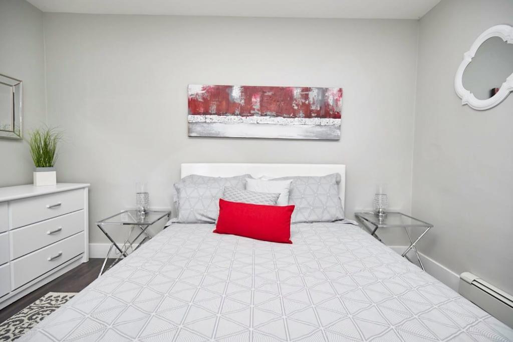 Clifton Hill Hideaway 4B - Two Bedroom Condo Niagara Falls Exterior photo